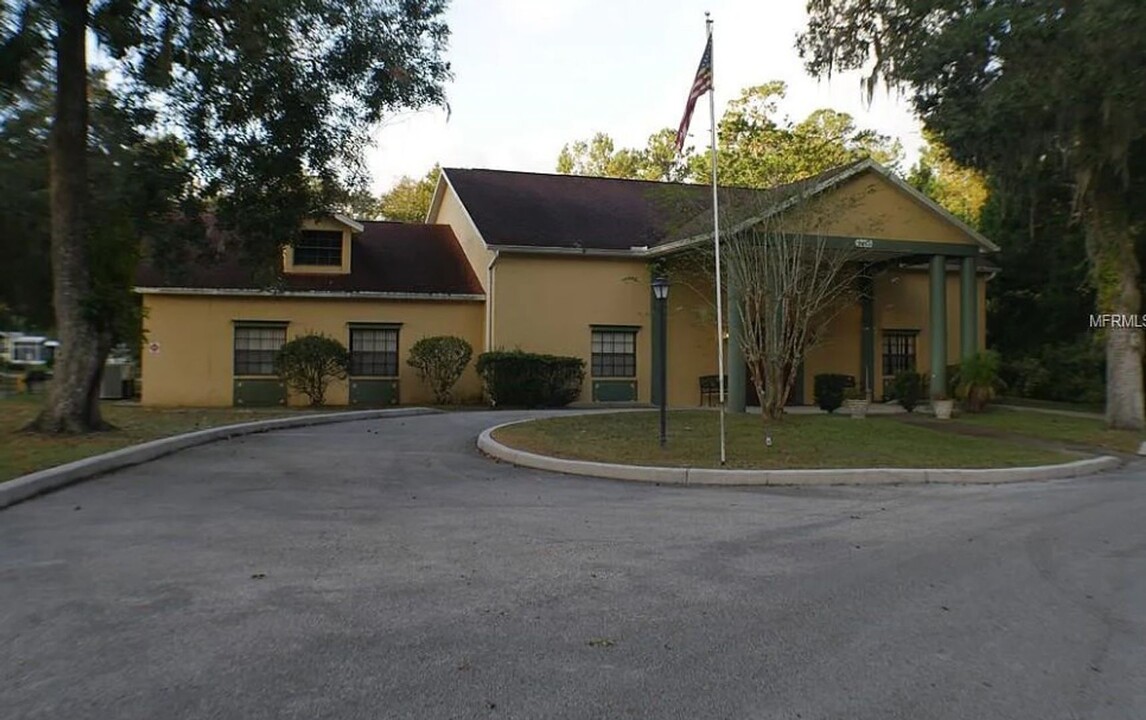 2877 Kingswood Cir in Brooksville, FL - Foto de edificio