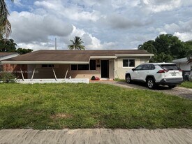1121 N 74th Way in Hollywood, FL - Building Photo