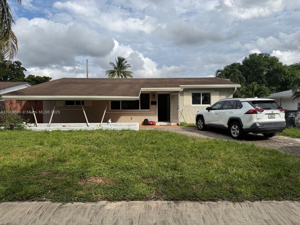 1121 N 74th Way in Hollywood, FL - Building Photo