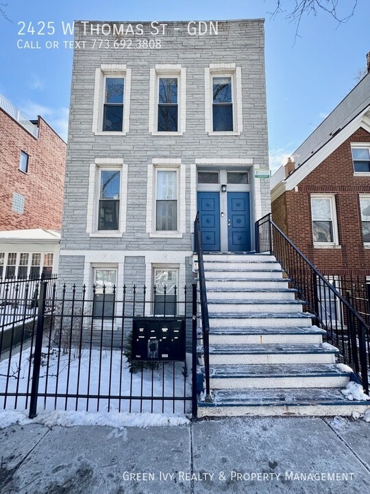 2425 W Thomas St in Chicago, IL - Building Photo