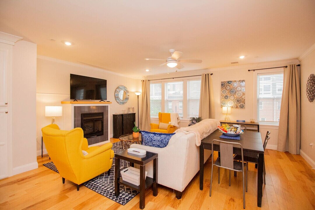 1008 Tremont St in Boston, MA - Building Photo