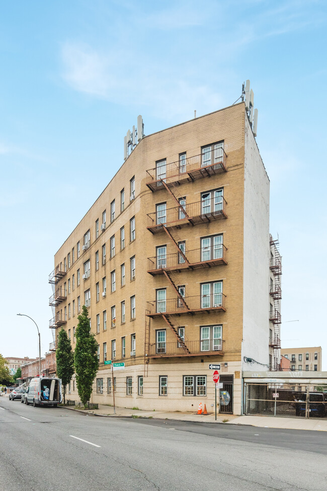 2104 Cross Bronx Expy in Bronx, NY - Foto de edificio - Building Photo