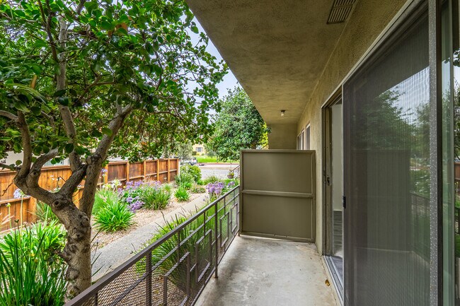 1207 Huntington in South Pasadena, CA - Foto de edificio - Building Photo