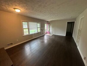 2612 Baker Rd in Independence, MO - Building Photo - Building Photo