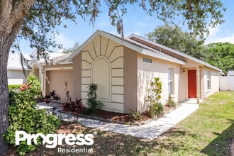 6713 Summer Cove Dr in Riverview, FL - Foto de edificio - Building Photo