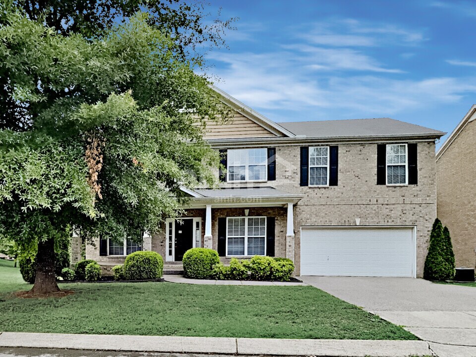 302 Forest Bend Dr in Mount Juliet, TN - Foto de edificio