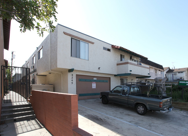 4245 Highland Ave in San Diego, CA - Foto de edificio - Building Photo