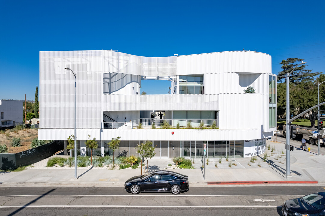 MAGNOLIA NINETEEN in Valley Village, CA - Foto de edificio