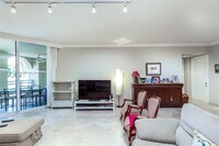 445 Grand Bay Dr, Unit 316 in Key Biscayne, FL - Foto de edificio - Building Photo