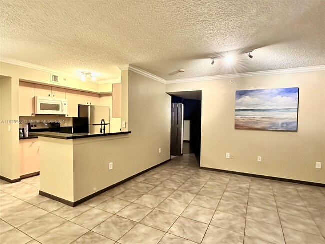 2457 Centergate Dr, Unit UPDATED SPACIAS #207 in Miramar, FL - Foto de edificio - Building Photo