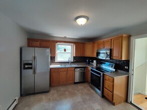 135 Hillcrest Rd-Unit -2nd Floor in Bridgeport, CT - Foto de edificio - Building Photo