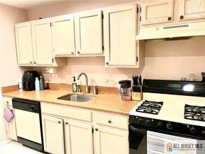 816 Plymouth Rd in North Brunswick, NJ - Building Photo - Building Photo