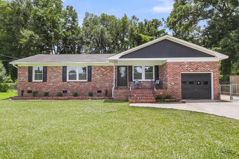 6305 Lucille Dr in North Charleston, SC - Building Photo