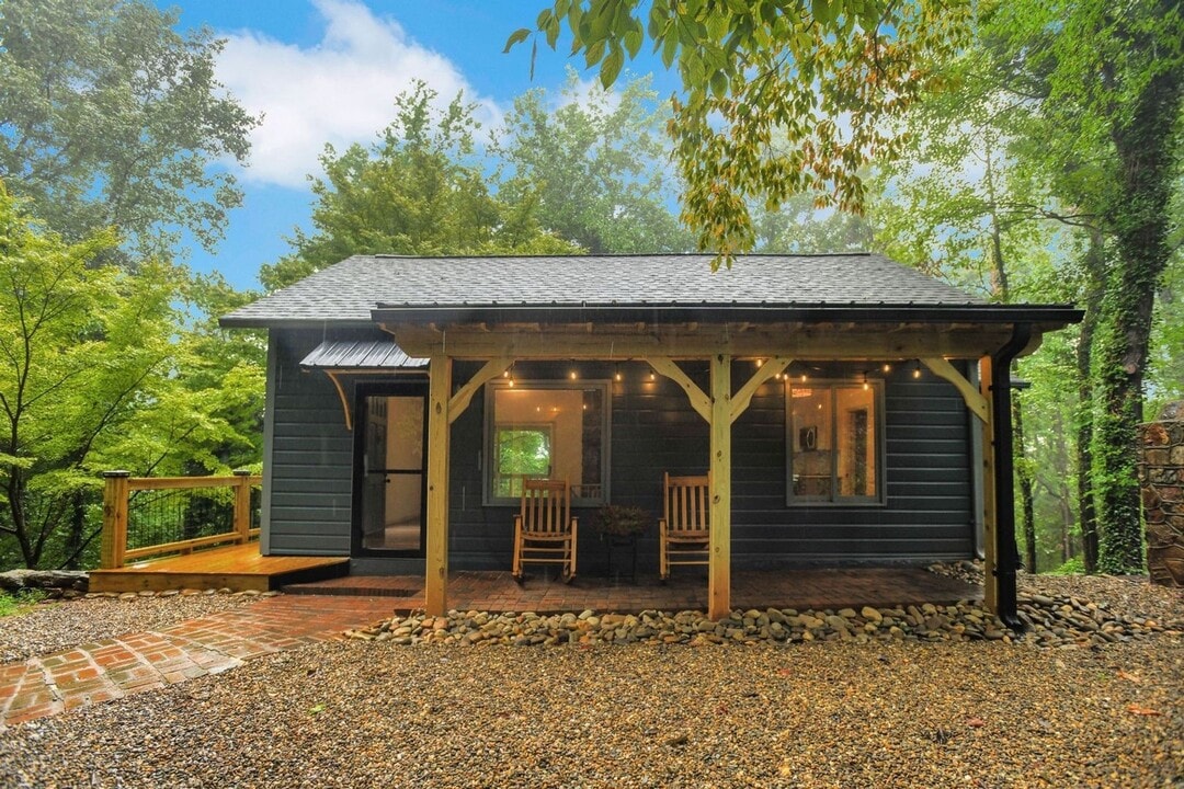 235 Fox Trot Ln in Tryon, NC - Building Photo
