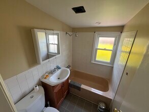 615 Floral Pl, Unit 2 in Babylon, NY - Building Photo - Building Photo