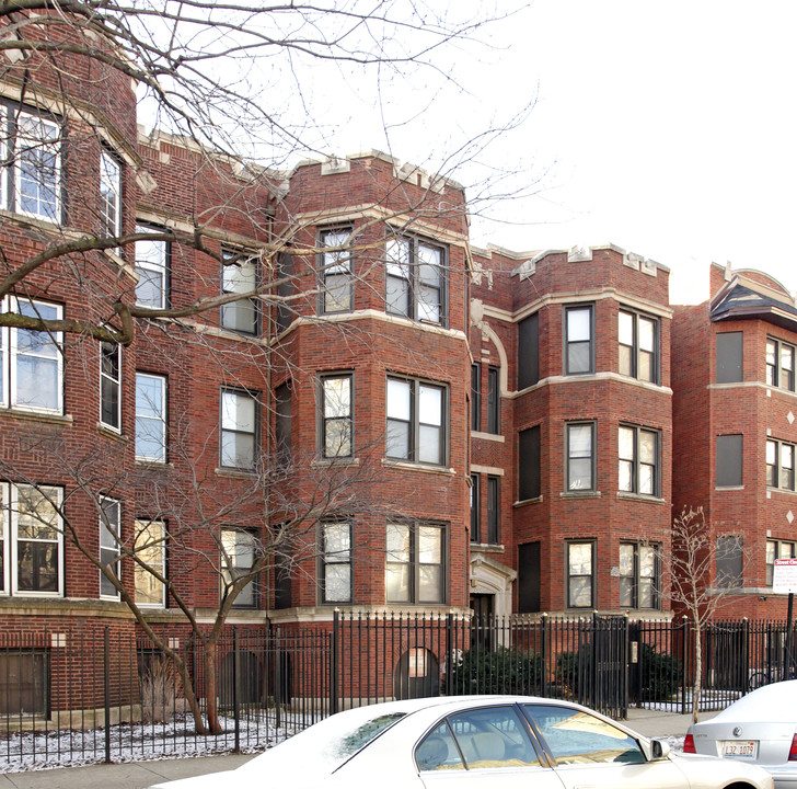 825 W Sunnyside Ave in Chicago, IL - Building Photo