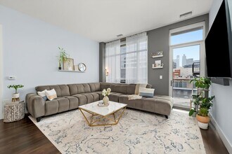 367 W Locust St in Chicago, IL - Building Photo - Building Photo