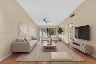 9315 Wedgewood Dr, Unit B19 in Tamarac, FL - Building Photo - Building Photo