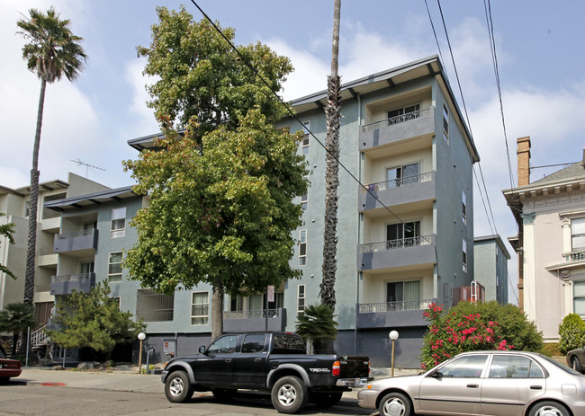 Fontana Lee East Apartments in Oakland, CA - Building Photo - Building Photo