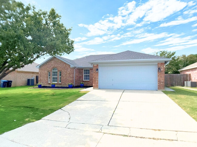 3913 Periwinkle Dr in Fort Worth, TX - Foto de edificio - Building Photo
