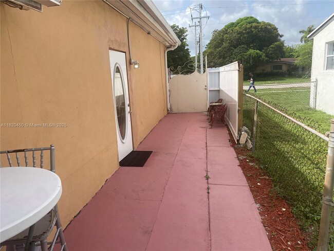 000E SW 25th St in Miramar, FL - Building Photo - Building Photo