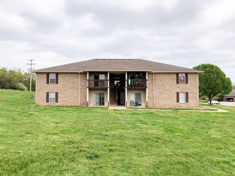 100 W Warren Ave in Ozark, MO - Building Photo