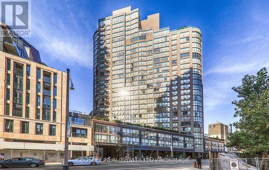 24-624 Wellesley St W in Toronto, ON - Building Photo