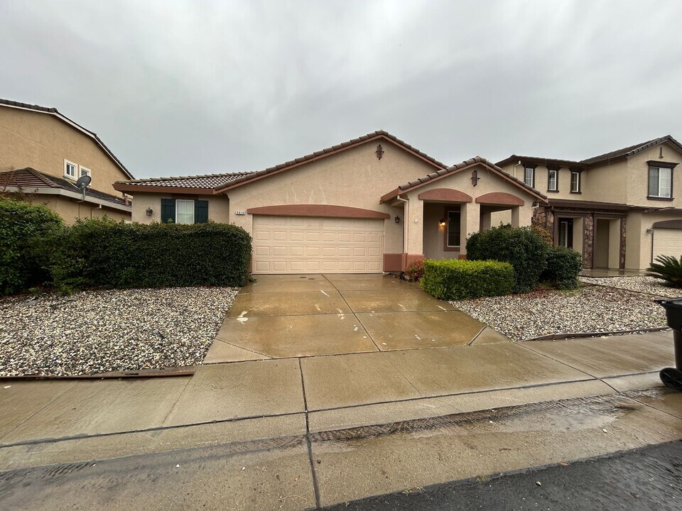 5310 White Lotus Way in Elk Grove, CA - Building Photo