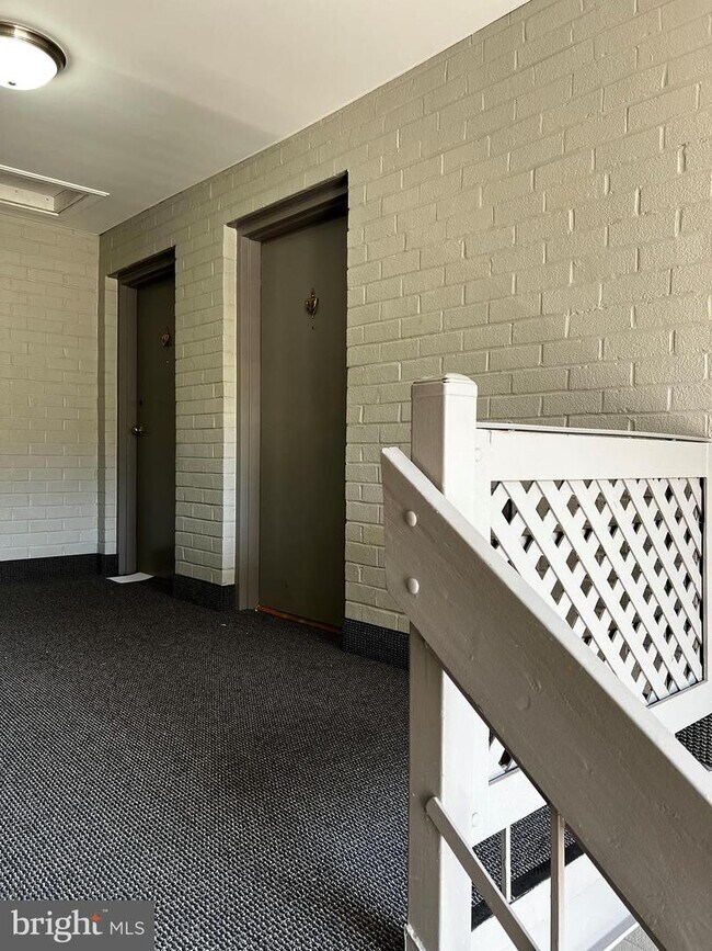 5602 Bismach Dr-Unit -204 in Alexandria, VA - Building Photo - Building Photo