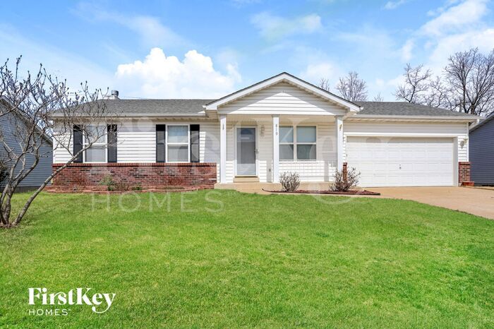 819 Lakeside Manor Dr in O'Fallon, MO - Building Photo