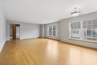 680 Mill Cir, Unit 204 in Wheeling, IL - Building Photo - Building Photo