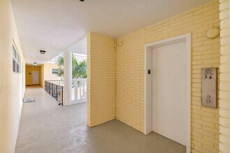 17 Colonial Club Dr in Boynton Beach, FL - Building Photo - Building Photo
