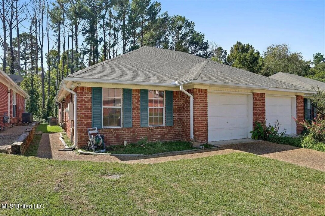 121 Kings Ridge Dr in Brandon, MS - Building Photo