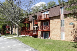 Briarcliff Manor Apartments and Townhomes in Wheeling, WV - Foto de edificio - Building Photo