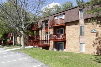 Briarcliff Manor Apartments and Townhomes in Wheeling, WV - Building Photo - Building Photo