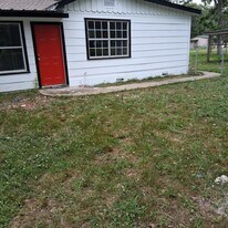 104 Co Rd 2401 in Hull, TX - Building Photo