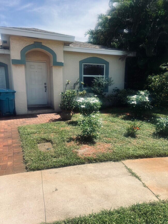 2122 E Ridge Circle East in Boynton Beach, FL - Building Photo - Building Photo