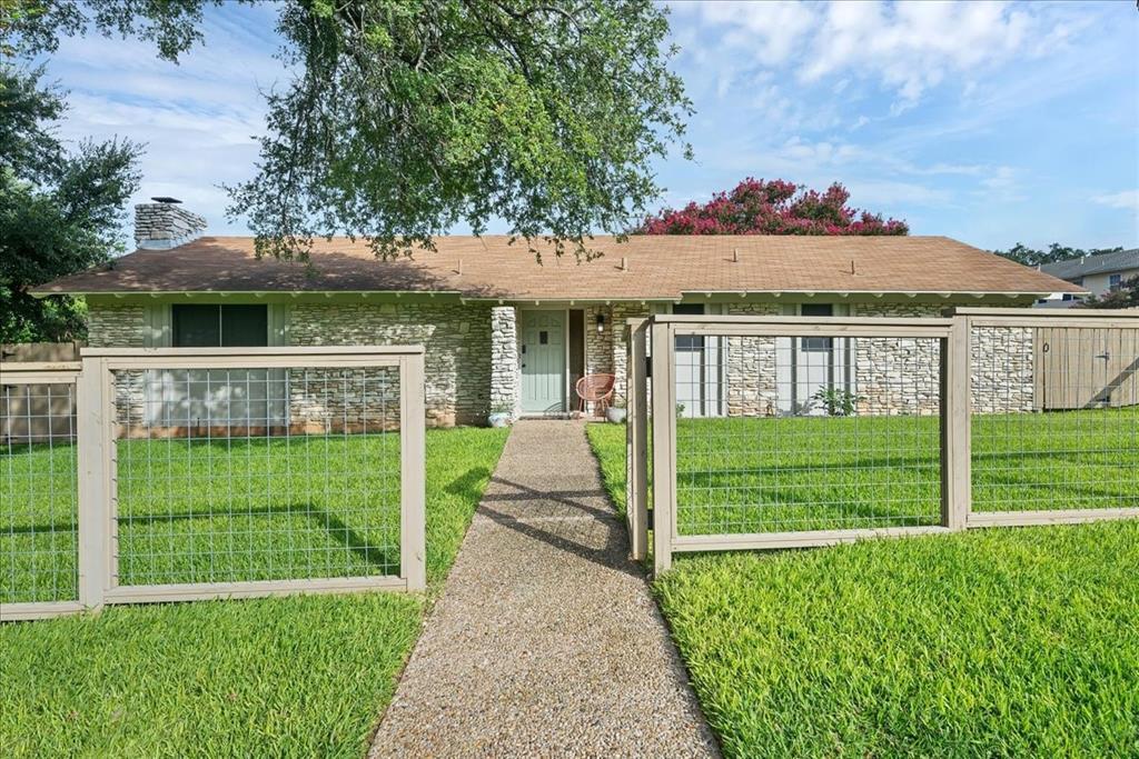 8800 Willowick Dr in Austin, TX - Building Photo