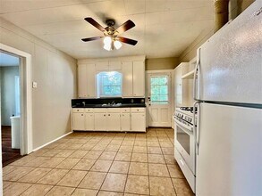 701 W Sycamore St in Denton, TX - Building Photo - Building Photo