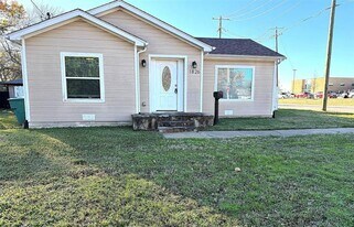 1826 N Woods St in Sherman, TX - Building Photo
