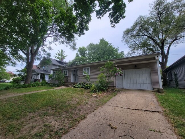 813 W Daniel St in Champaign, IL - Building Photo - Building Photo