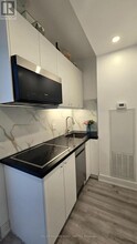 7-607 Grenville St in Toronto, ON - Building Photo - Building Photo