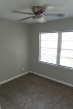 1104 Southampton St in Angleton, TX - Foto de edificio - Building Photo