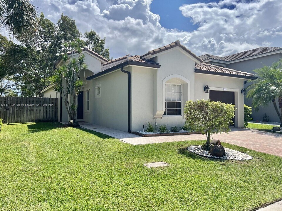 1273 NW 171st Terrace in Pembroke Pines, FL - Building Photo
