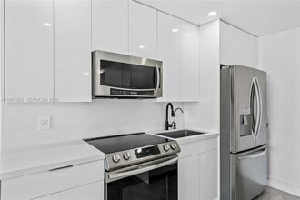 4101 Pine Tree Dr in Miami Beach, FL - Building Photo - Building Photo