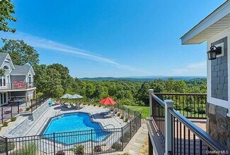 21 Contentment Ln in Red Hook, NY - Building Photo - Building Photo