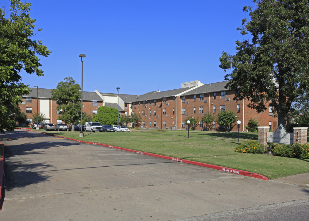 Alvin Memorial Gardens in Alvin, TX - Building Photo