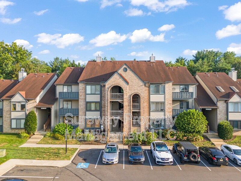 5511B Aberdeen Dr in Mount Laurel, NJ - Building Photo