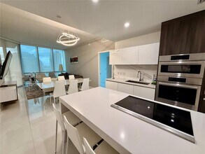 851 NE 1st Ave, Unit 1108 in Miami, FL - Foto de edificio - Building Photo