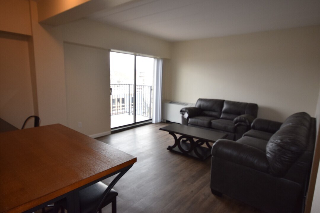 255 E Beaver Ave in State College, PA - Building Photo